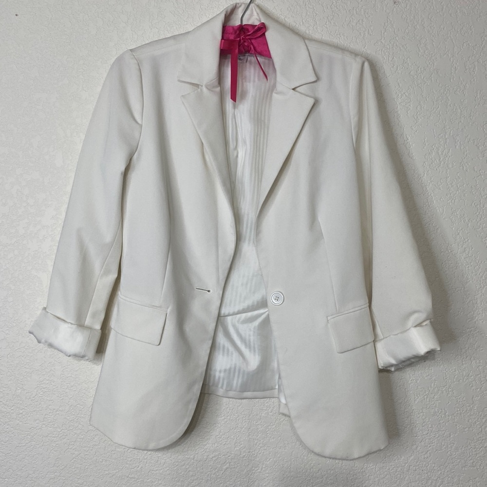 Off white blazer, super cute
